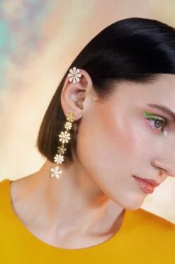 Short Daisy Earring In Gold And White 11 Short Daisy Earring In Gold And White -Mam Originals Shop 11 RAFFIA23 230365 z21w4m 1