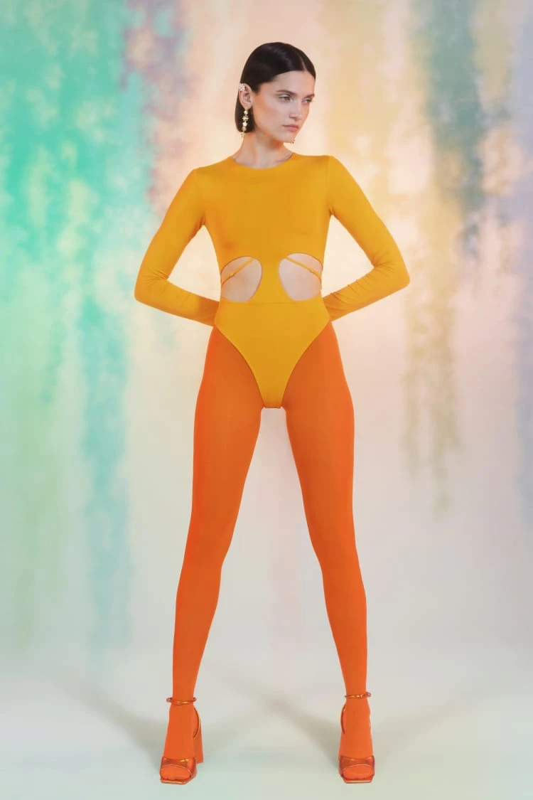 Short Daisy Earring In Gold And White 3 Short Daisy Earring In Gold And White - Image 3