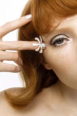 Nail Ring With Daisy Petals