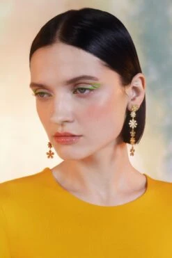 Short Daisy Earring In Gold And White