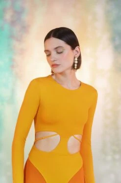 Short Daisy Earring In Gold And White 9 Short Daisy Earring In Gold And White -Mam Originals Shop 8 RAFFIA23 230305 nyaefc