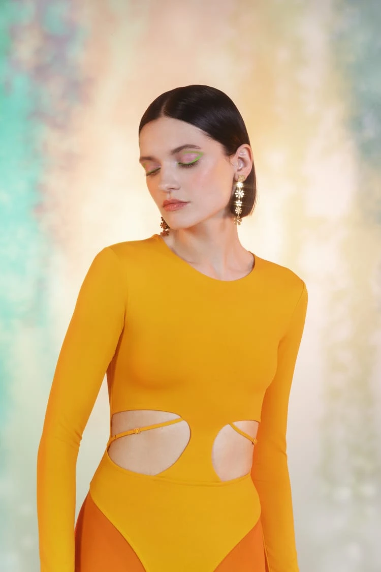 Short Daisy Earring In Gold And White 4 Short Daisy Earring In Gold And White - Image 4